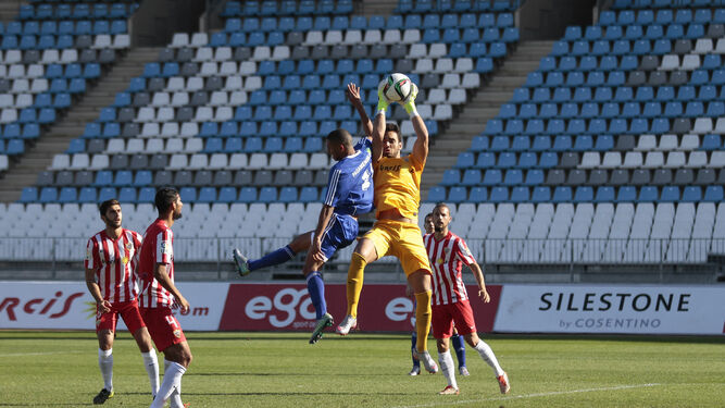 Gianfranco detiene un balón jugando con el Almería B.