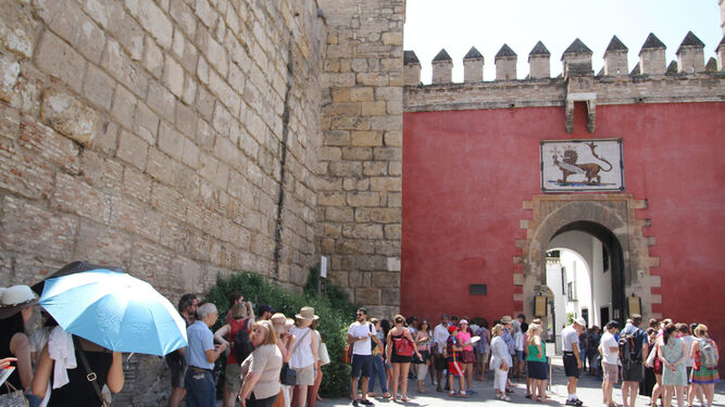 Un grupo de turistas hace cola para visitar el Alcázar de Sevilla.