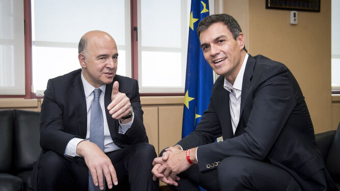 Pierre Moscovici (i), reunido con Pedro Sánchez (d).