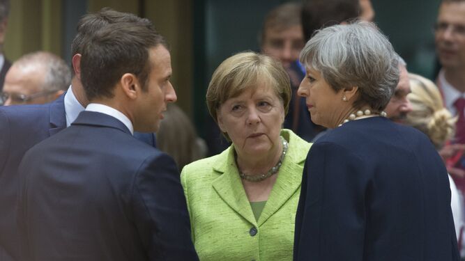 Macron (i), Merkel (c) y May (d).
