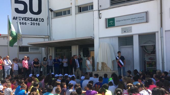 Alcalde y delegada de Educación junto al monolito que conmemora el 50 aniversario del centro.