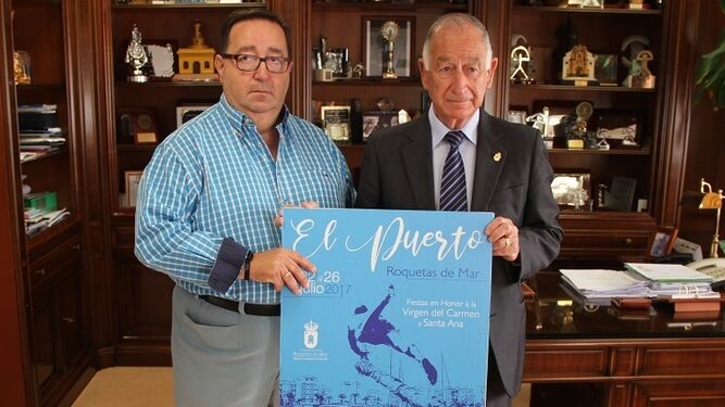 El alcalde y el concejal de Deportes y Tiempo libre presentaron el cartel de las fiestas de El Puerto.