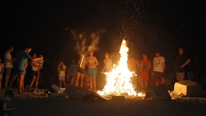 El fuego volvió a apoderse de la arena de las playas de Almería.