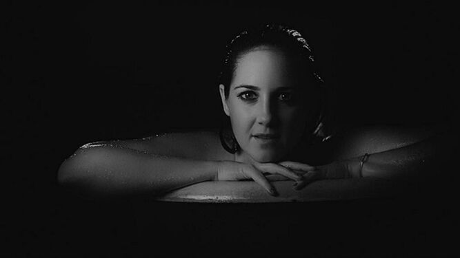 Theodora posa para el fotógrafo T.J. Scott saliendo de la bañera en la publicación 'In the tub 2'