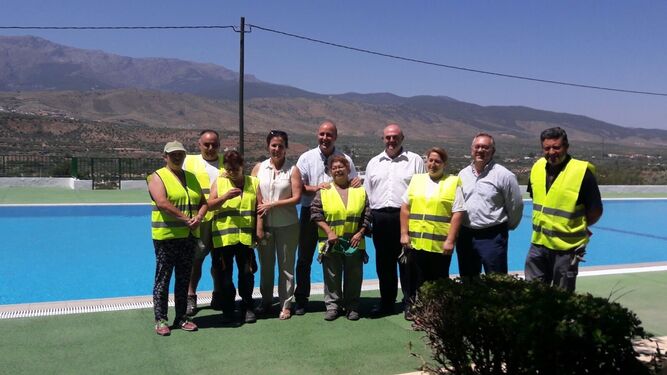 Trabajodres del PFEA en la piscina de Abla durante la visita de Juan Manuel Fernández y Gracia Fernández.