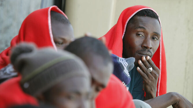 Inmigrantes subsaharianos ayer en el puerto de Tarifa tras haber sido rescatados por Salvamento Marítimo.