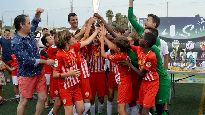El Almería celebra la victoria.