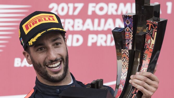 Ricciardo, con el trofeo de vencedor.