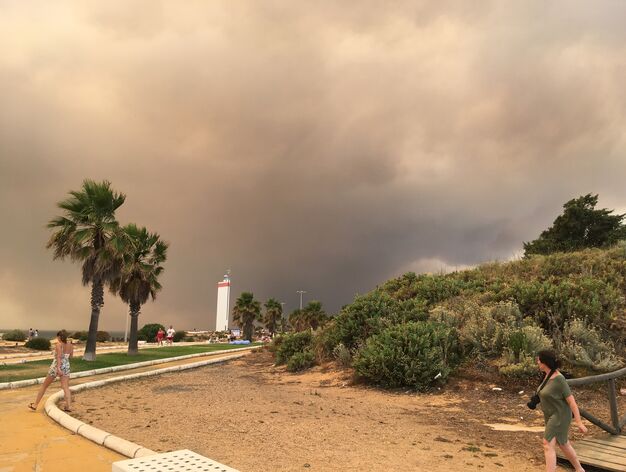 El humo puede verse desde el acceso a la playa de Matalasca&ntilde;as.