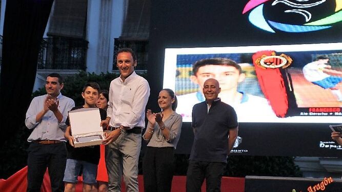 El concejal de Deportes, alonso Mena entregó varos premios junto al alcalde.