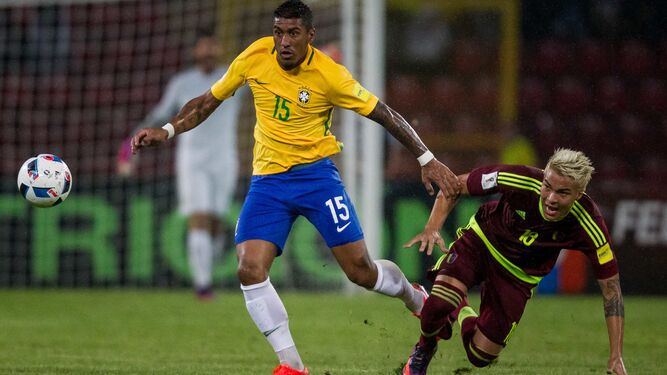 Paulinho en un partido con Brasil