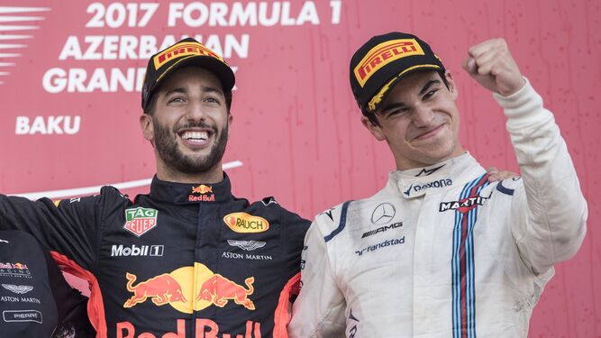 Un sonriente Ricciardo, acompañado de Stroll, debutante en el podio.