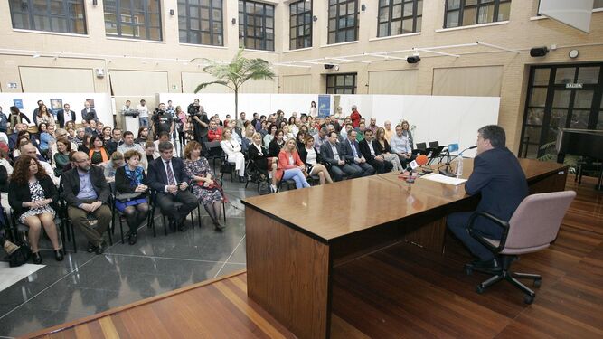El rector de la UAL, Carmelo Rodríguez, presentó a las personas que componen el consejo de dirección de la UAL en abril de 2015.