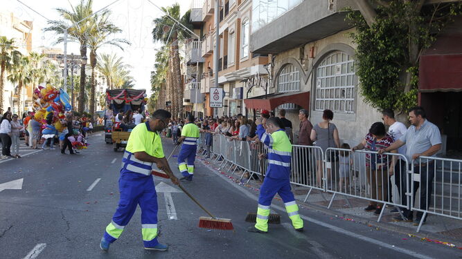 Trabajadores de Urbaser limpiando tras una cabalgata en Roquetas.