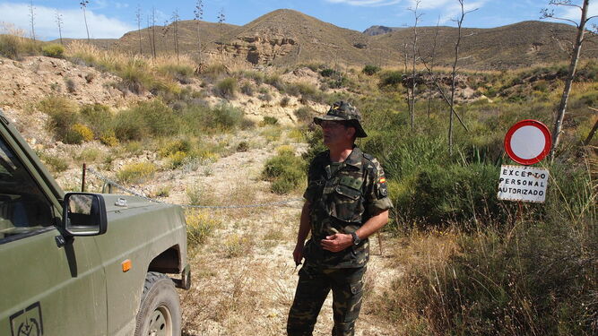 El teniente coronel Eduardo Sánchez, jefe del campo de maniobras y tiro Álvarez de Sotomayor, en el acceso restringido al yacimiento Monte Palmo de Salas.