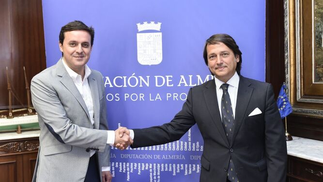 Javier A. García y Antonio Vila en su primer encuentro en la Diputación.