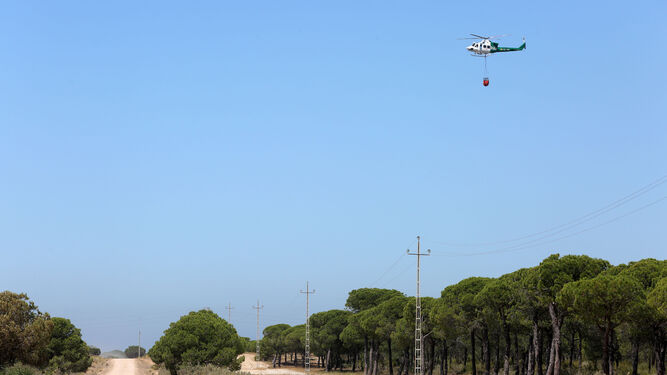 Un helicóptero sobrevuela por el Espacio Natural de Doñana.