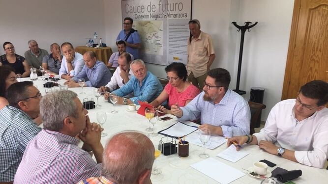 La reunión del consejero de Agricultura tuvo lugar en Huércal-Overa.
