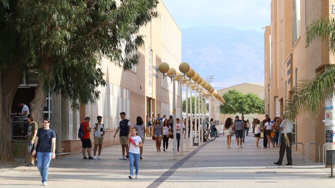 Universitarios por el campus de Almería.