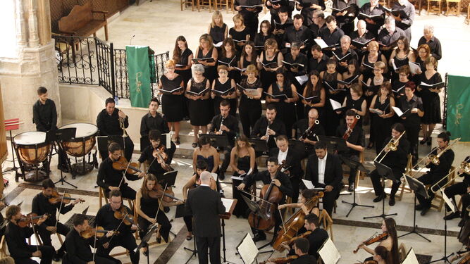La Orquesta Ciudad de Almería junto al Coro Virgen del Mar.