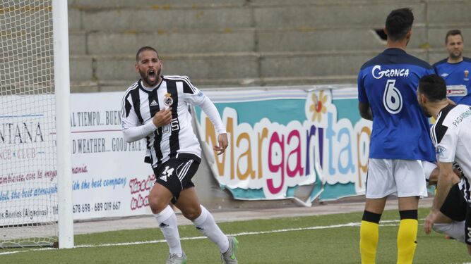 Lolo celebra un gol con la Balompédica Linense.