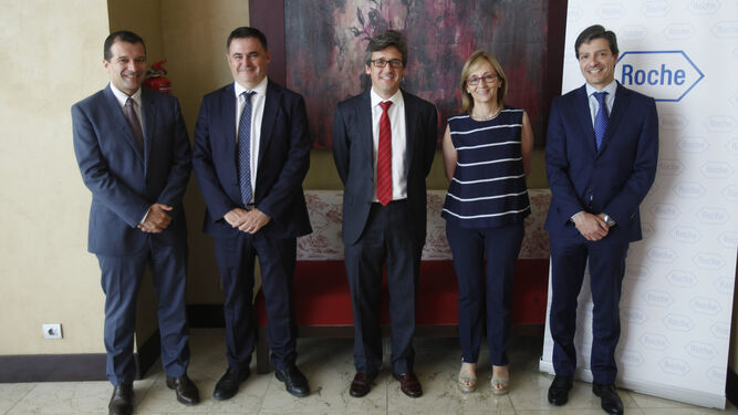 Participantes del almuerzo coloquio que se celebró durante el congreso de la Sociedad Andaluza de Oncología Médica.