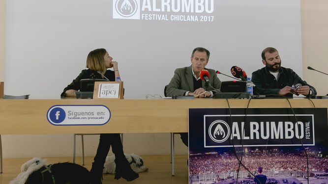El alcalde de Chiclana (en el centro), anunciando en febrero de este año la vuelta de Alrumbo a su localidad.