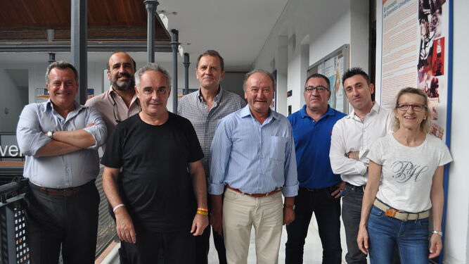 Ferran Adrià con los empresarios durante el encuentro en Cádiz.