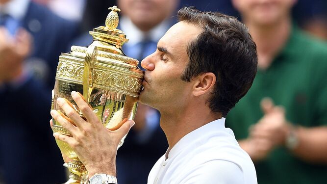 Federer besa la copa de Wimbledon