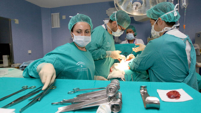 Cirujanos en Torrecárdenas durante una intervención.