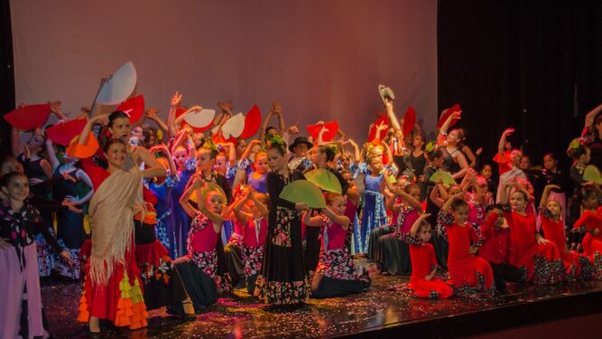 Algunos de los alumnos de la Escuela Municipal de Música, Danza y Teatro de Cuevas de Almanzora en una de sus actuaciones.