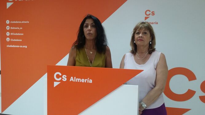 La parlamentaria andaluza Marta Bosquet acompañó a la edil Mabel Hernández en su comparecencia de ayer en la sede de Ciudadanos en Almería.