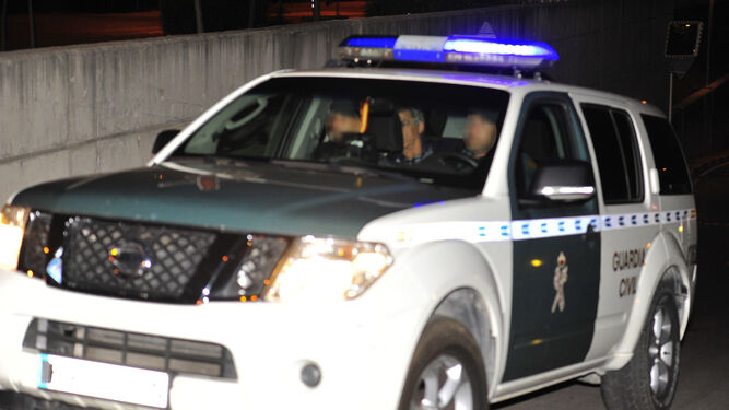 Villar abandona las dependencias de la RFEF en un coche de la Guardia Civil en la madrugada del miércoles.