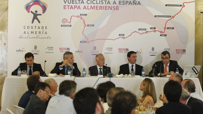 Javier Guillén, director general de La Vuelta, dio a conocer algunos detalles de la etapa acompañado por los representantes de la Diputación de Almería y de Europa Press.