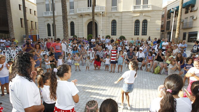 El bailaor Jesús Fernández reunió a muchas personas que bailaron en El Palmeral el pasado miércoles.
