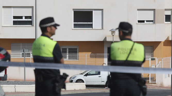 La Policía acordona el lugar donde apareció el cadáver, en Villablanca