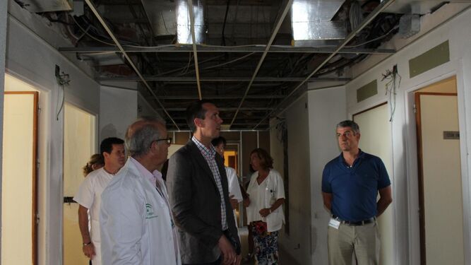 El delegado de Salud junto al gerente de Torrecárdenas durante la visita a las obras de la quinta planta del hospital de la capital.