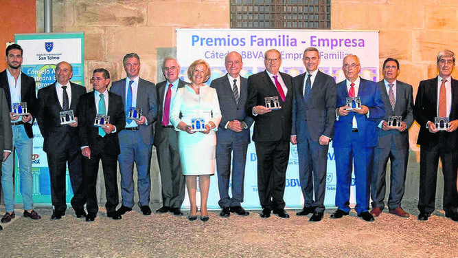 Foto de familia con los representantes de las entidades galardonadas en la sede del Instituto Internacional San Telmo en Málaga.