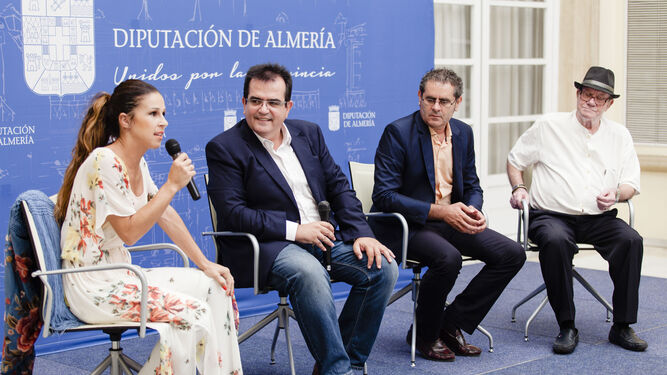Antonio Jesús Rodríguez con Antonio Torres y los artistas Rocío Garrido y Juan Gómez.