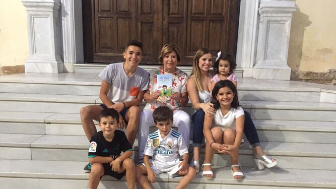 Clementina García con su familia en Macael.