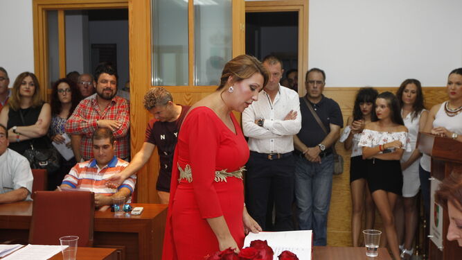 Mari Carmen Soriano jurando su cargo en un abarrotado salón del Plenos del Ayuntamiento de Benahadux.