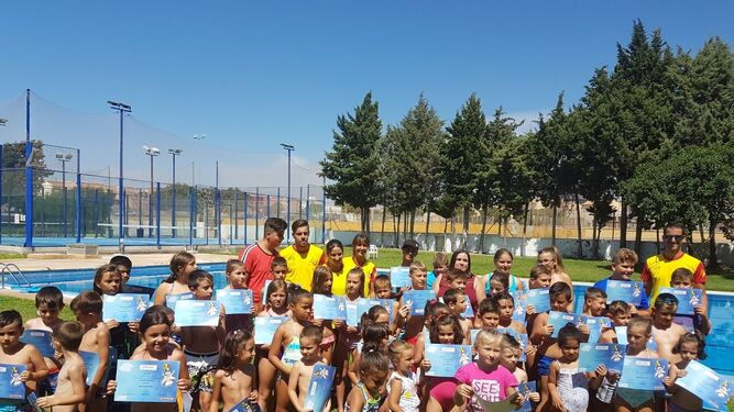 Participantes en la escuela de verano de natación de San Isidro.