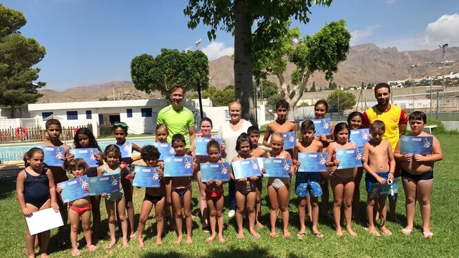 Participantes en la escuela de verano de natación de la Villa de Níjar..