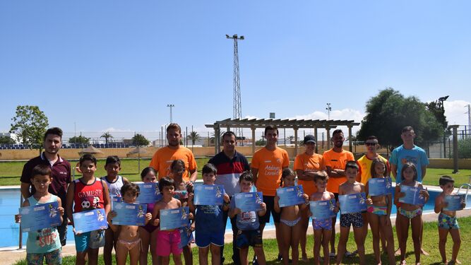 Participantes en la escuela de verano de natación de Campohermoso.