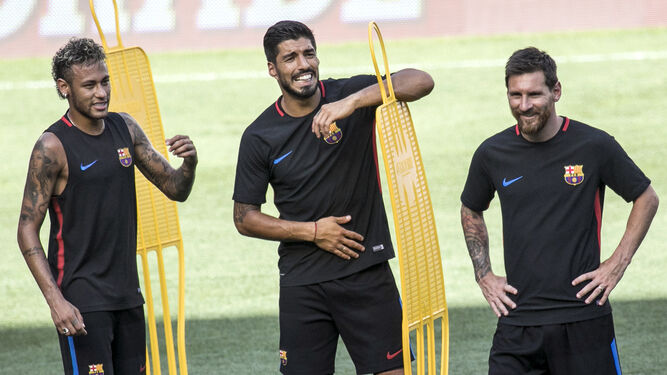Neymar, Luis Suárez y Messi se divierten durante un entrenamiento con el Barcelona en Nueva Jersey.