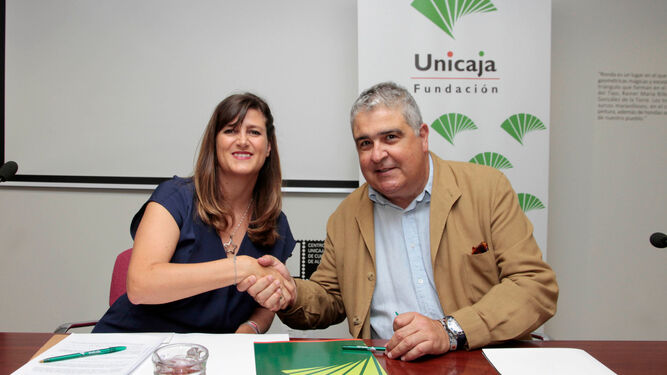Ana Cabrera, de la Fundación Unicaja, y el decano del Colegio de Abogados de Almería, José Pascual Pozo.