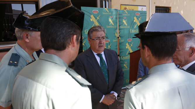 Juan Ignacio Zoido durante su visita al acuartelamiento de la Guardia Civil en Roquetas de Mar..