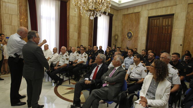 Zoido con los nuevos policías nacionales en la Subdelegación del Gobierno.