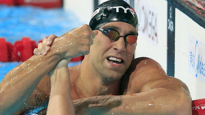 Matt Grevers, nadador del relevo estadounidense, felicitado por un rival.