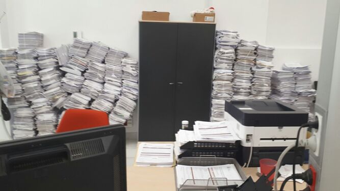 Expedientes acumulados en la oficina del SEPE del municipio de El Ejido.